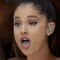 Ariana Grande Naken