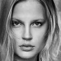 Elisabeth Erm Naken
