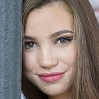 Fiege Eszter Naken