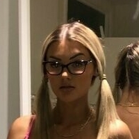 Hel Elizabeth Naken