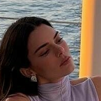 Kendall Braless Naken