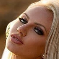 Lindsay Nicole Naken