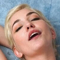 Skye Blue Naken