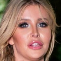 Sophia Hutchins Naken
