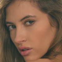 Taya Vais Naken