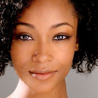 Yaya DaCosta Naken