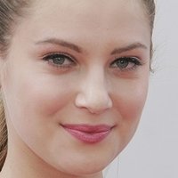 Zoe Levin Naken